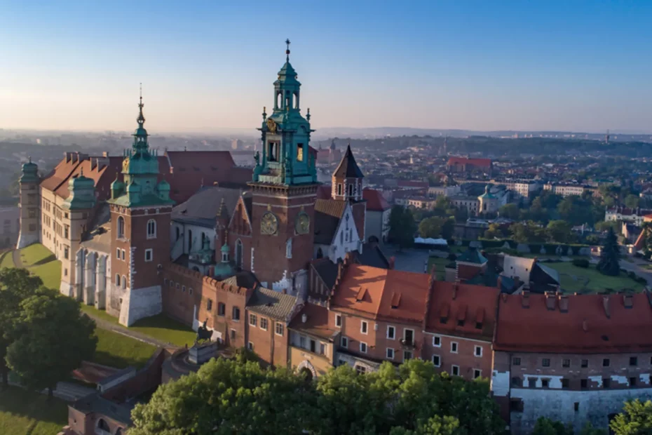 Soleco - Widok z lotu ptaka na Wawel, Kraków: zabytkowe budynki z czerwonymi dachami, zielone iglice; brak widocznych rur GRP; kontekst infrastruktury miejskiej.