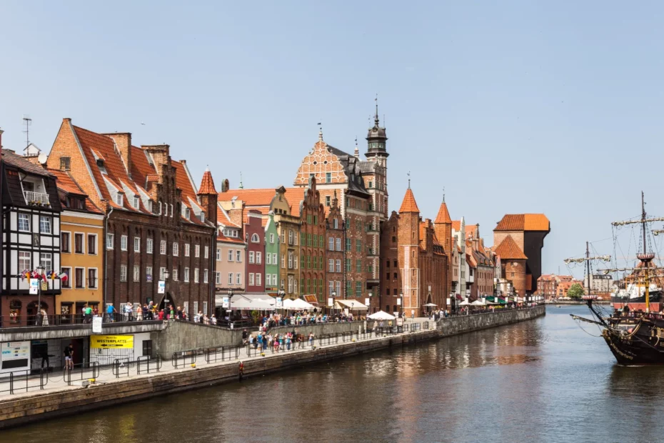 Soleco - Nadbrzeże Gdańska z zabytkową architekturą, średniowiecznym żurawiem i zadokowanym statkiem; echa rozwiązań inżynieryjnych zbiorników GRP.