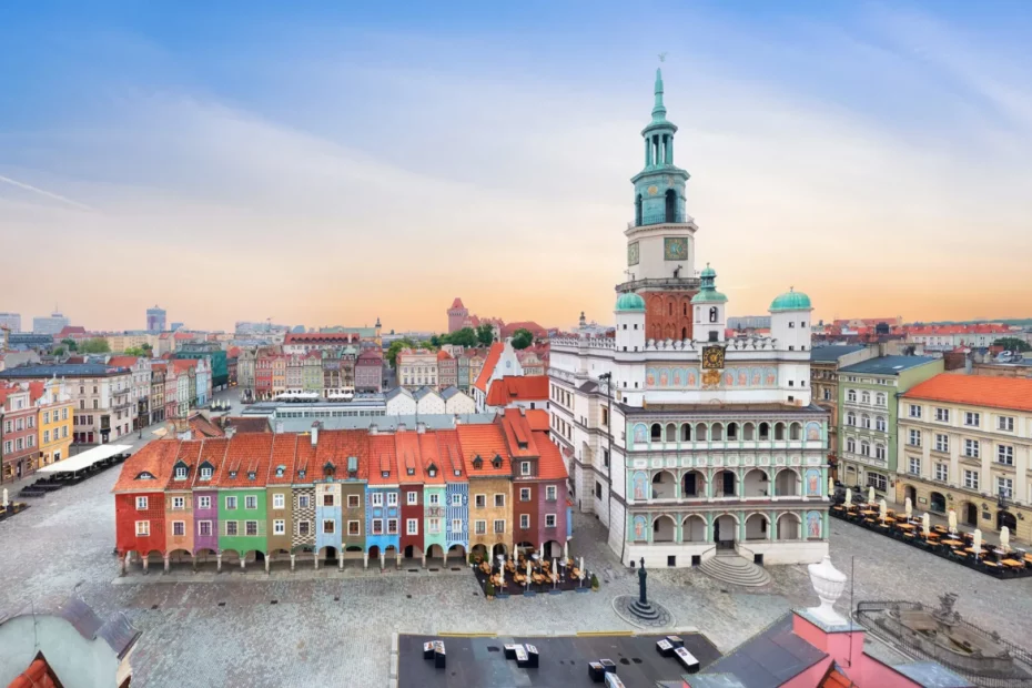 Soleco - Rynek miejski w pobliżu miejsca dostawy rur GRP w Warszawie; widoczne zabytkowe budynki, centralna wieża zegarowa, brukowane ulice.